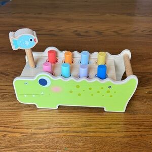 Wooden Crocodile Peg Catching Toy in Light Green